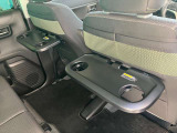ドリンクホルダー付シートバックテーブル!車で食事をとるときやダブレットを使用する時などにあると便利!