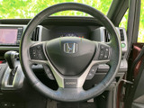 手元に複数のスイッチが備わり、運転姿勢を大きく変えずに各種操作を行いやすい配置です。握りやすさも確認しながら、運転席でご覧ください。