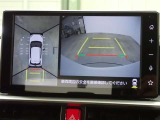 バックモニターと一緒にパノラミックビューモニター搭載!後方だけでなく、車を真上から見るように周囲の安全確認をサポートします