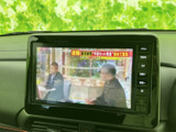 テレビ番組を表示できる画面を備え、停車中の休憩時間に映像を楽しめます。見やすい位置にまとまったディスプレイで、くつろぎのひとときを過ごせます。