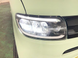 白く明るい光で夜間走行をサポートするLEDヘッドランプを搭載