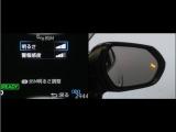 隣車線を走る車両をレーダーで検知し、ドアミラーでは確認しにくい後側方エリアに存在する車両に加え、急接近してくる車両も検知します。車両を検知するとドアミラーに搭載されたLEDインジケーターが点灯します。
