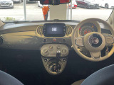 ボディ同色パネルを採用したFIAT500伝統のインパネデザイン。愛着の湧く室内空間を演出しています。
