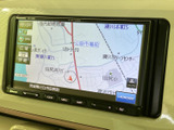 現在地周辺の道路や地名が表示され、画面上で位置関係を確かめながら目的地までのルートを確認できます。外出時の道案内に役立つ装備です。