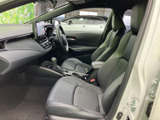 運転席と助手席は身体を支える形状で、落ち着いた色合いの室内が広がります。前方の視界も確保され、乗り込んだ際の見通しのよさや、ゆったりとした座り心地をお確かめください。