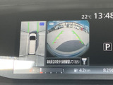 後方の映像に加えて俯瞰表示も確認でき、駐車時に車両と周囲の位置関係を把握しやすい仕様です。画面のガイド線を目安に、後退時の確認をサポートします。