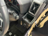 運転席にはドリンクホルダー完備!収納スペースもあって使い勝手良し!!