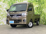 角張ったフロントまわりに立体感があり、荷台まで続く端正なシルエットも魅力です。落ち着いたボディカラーが周囲になじみ、街中でも仕事先でも印象よくお使いいただけます。