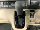 自然に手が届く距離に配置されたシフトレバー。