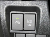 コーナーセンサーを車の前後に装備。障害物までの距離に応じて警告音を変えてお知らせ。縦列駐車時や駐車場・車庫などでの取り回しをサポートします。詳細は販売店スタッフまでおたずねください。