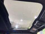 【ガラスルーフ】ガラスルーフ搭載で車内の解放感が一気にアップ!開放的なドライブをお楽しみいただけます。