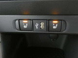 運転席と助手席には寒い時にうれしいシートヒーターが装備されてます。