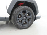 装着タイヤサイズは、225/60R18です。純正アルミホイールを装着しております。
