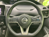 握りやすいステアリングは、運転の楽しさを高めます。操作性にも優れ、スムーズなハンドリングを実現。長距離ドライブでも疲れにくい設計です。