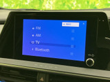FM・AMラジオやテレビ、Bluetoothなどの選択肢が画面に一覧表示されます。使いたい音源を見つけやすく、日常の移動や休憩中など、場面に合わせて車内の音を楽しめる装備です。