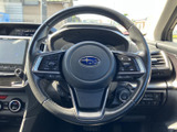 ステアリング上に複数のスイッチを備え、運転中も手元で各種機能にアクセスしやすい配置です。視線を大きく移さずに扱いやすく、日常の運転をサポートします。
