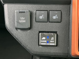 電源ソケットに加え、左右席用のシートヒータースイッチやUSB端子を備えています。季節に応じた快適さや、車内での機器利用に役立つ装備です。