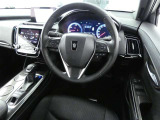 ドライバーを包み込むようなデザイン。運転していて安心感、高級感を感じられるコックピットです。