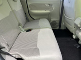 明るい色合いでまとめた後席は、座面と背もたれに柄をあしらった落ち着いた空間です。足元にも余裕が感じられ、ドア側の収納やスピーカーまわりも備わり、同乗者にも過ごしやすい席です。