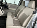 前席は運転席と助手席が横並びになり、明るい色合いのシートが室内をすっきり見せます。窓から周囲を確認しやすく、乗員それぞれがゆったり座れる形状で、日々の移動を心地よく支えます。