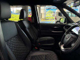 運転席の画像です。足元やシートまわりに余裕があり、リラックスした姿勢で運転が可能です。視界も良好で操作系へのアクセスもしやすく、快適で安心感のあるドライブをサポートします。