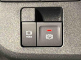 指先だけで簡単に操作が可能な電動パーキングブレーキを採用。「HOLD」スイッチを押すと、渋滞や信号待ちなどでブレーキペダルから足を離しても、ブレーキを保持するので安心です