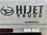 バックドアに車名エンブレムを装着しています。