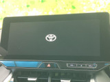 高精細なディスプレイが、運転中の情報提供をサポート。使いやすいインターフェースで、快適なドライブをお約束します。様々な機能が凝縮されています。