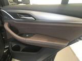 BMWはドアが分厚いです。衝突によりドアがつぶれてしまった場合にも外からいち早くドアを開けれるよう考えられています。数十秒の救出の遅れが命につながりかねない場合、こういった配慮が重要なポイントです。