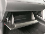開閉がスムーズなダンパー付きのグローブボックスになります。