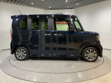 急ハンドル時に起こる横滑りを抑制し、車の姿勢を図るVSA機能、障害物センサーを搭載。