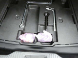 スペアタイヤレス車です。応急セットを搭載しております。