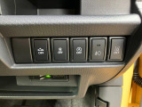 『アイドリングストップ』 クルマが停車すると自動的にエンジンを停止し、無駄な燃料消費や排出ガスを抑えます。素早くエンジンを再始動させるなど、ドライバーの感覚とズレのない自然な制御を目指しています。