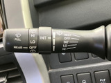 レバー上に操作位置の表示があり、運転席から確認しやすい設計です。天候に応じた視界確保の操作を手元で行いやすく、雨の日のお出かけでも扱い方を把握しやすい装備です。