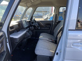 前席は左右にゆとりを感じる配置で、明るいシートが車内をすっきりと見せます。窓から周囲を見渡しやすく、乗り降りの際も足元まで確認しやすい実用的な空間です。
