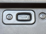 【パワーバックドア】スマートキーや運転席のボタンを押すだけでリアゲートが自動で開閉します!荷物を持っている時や、高い位置にあるバックドアを閉める際に便利な機能です♪