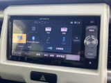 FMやAM、Bluetooth Audio、USBなど複数の音源が画面に並び、使いたい項目を選びやすい構成です。お好みの音楽やラジオを楽しみたい日常の移動に活用できます。