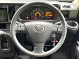インテリアに合わせたデザインのステアリングは、運転される方のことも考え、運転しやすい形状、大きさです。是非一度、実際に触ってお確かめください。