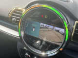 後方の映像を車載画面に表示するバックカメラ。駐車や車庫入れをサポートし、ガイドラインで距離や角度を確認でき、安全でスムーズな運転を助けます。