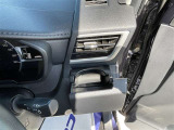 運転席・助手席にドリンクホルダー完備!ペットボトルやカップも安定して置ける設計です。