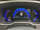 速度や燃料残量など、運転に必要な情報がメーター内にまとめて表示されます。中央のディスプレイにも車両情報が見やすく映り、走行中に確認したい項目をすっきり把握できる配置です。