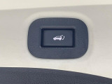 【パワーバックドア】スマートキーや運転席のボタンを押すだけでリアゲートが自動で開閉します!荷物を持っている時や、高い位置にあるバックドアを閉める際に便利な機能です♪
