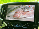 画面にテレビ映像を表示でき、停車中の待ち時間を車内で過ごす際にも楽しめます。操作画面から選択しやすく、休憩中の気分転換にも活用できる便利な装備です。