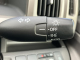 操作しやすいウインカーレバーは、安全な車線変更をサポートします。ヘッドライトの操作も一体化されており、直感的に操作できます。