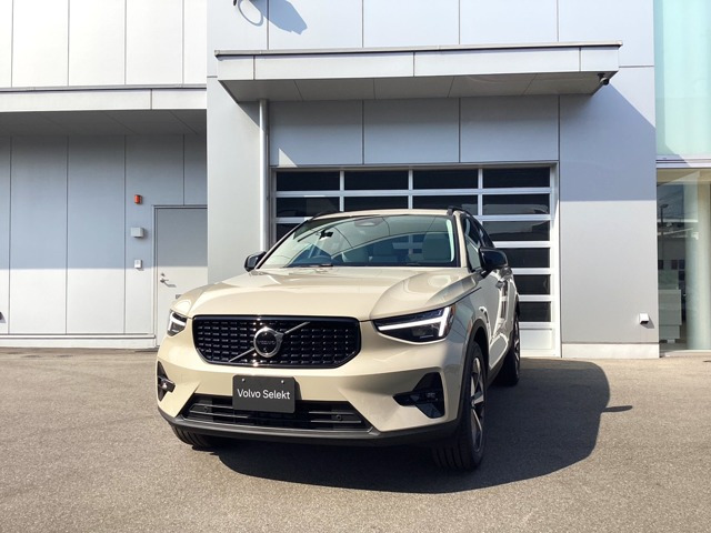 XC40 ウルトラ B4 AWD ダーク エディション サンドデューン 4WD
