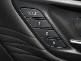 運転席のパワーシートは3名様分までメモリー機能付きです。