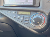 【オートエアコン】一度お好みの温度に設定すれば、車内の温度を検知し風量や温度を自動で調整。暑い&hellip;寒い&hellip;と何度もスイッチ操作をする必要はありません。快適な車内空間には必須の機能ですね♪
