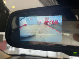 後方の状況を映し出すバックカメラを装備。駐車時の安全確認をサポートします。