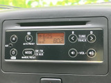 ラジオやCD、外部入力に対応したオーディオを備え、移動中の音楽やラジオを楽しめます。表示とボタンがまとまっていて視認しやすく、日常のドライブでも扱いやすい装備です。