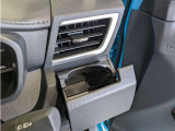 便利なカップホルダーを装備しています。 缶ジュースを開けて運転していると振動で倒れないかヒヤヒヤ、意外と置き場に困るもの。 意外に重要な装備ですね。
